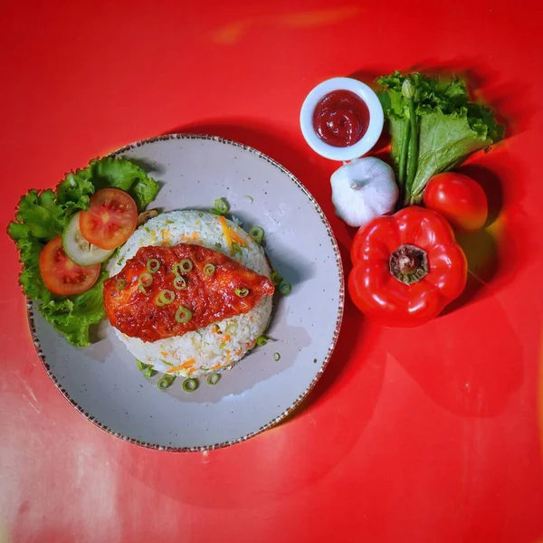 샐러드 샐러드 곁들인 콘티넨탈 라이스 접시와 패스트푸드를 위에서 수있다 — 스톡 사진