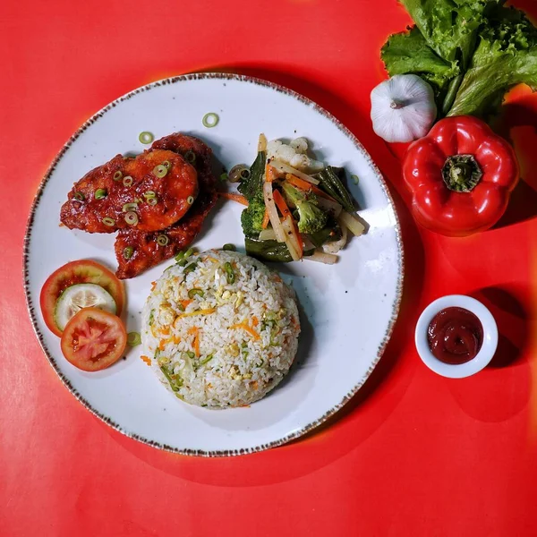 Kıtasal Kızarmış Pilav Salata Sos Fast Food Üst Manzarasında Servis — Stok fotoğraf