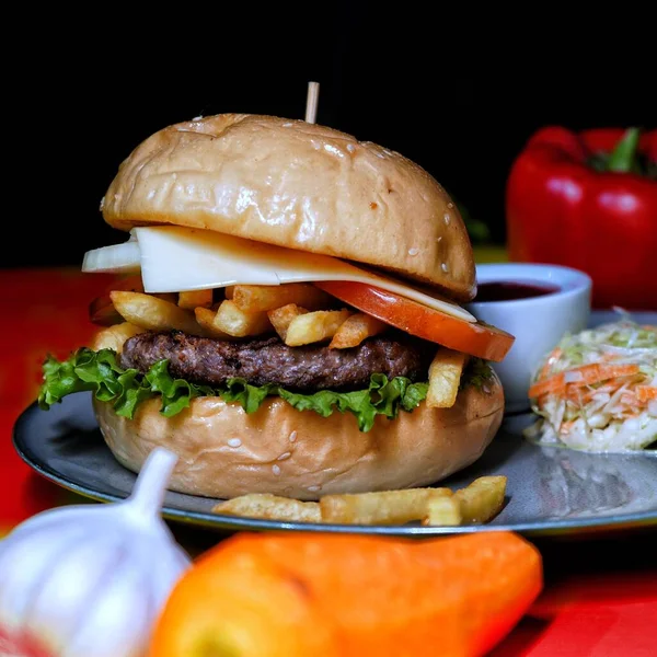 California Beef Burger Met Frietjes Geserveerd Schotel Kant Uitzicht Van — Stockfoto
