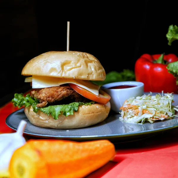 Gefrituurde Chicken Burger Met Saus Salade Geserveerd Schotel Zijaanzicht Van — Stockfoto