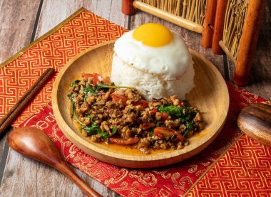 Tahta tabakta servis edilen yumurtalı domuz pirinci Tayvan yemeği masasının yanına bırakılmış.