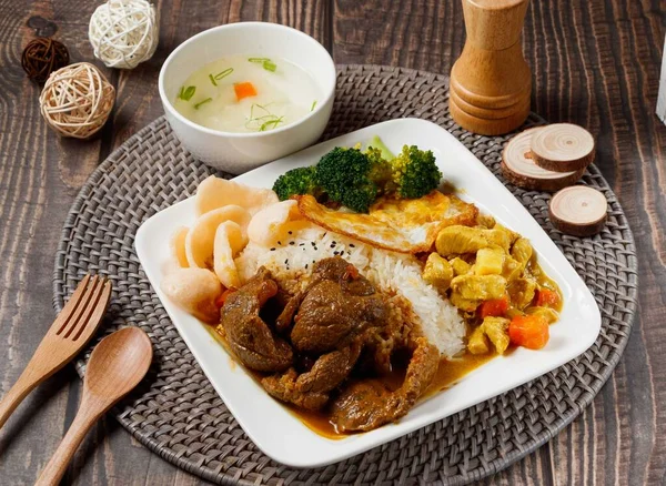 Tayvan Yemeği Masasının Kenarına Izole Edilmiş Biftek Çift Pirinçli Tavuk — Stok fotoğraf