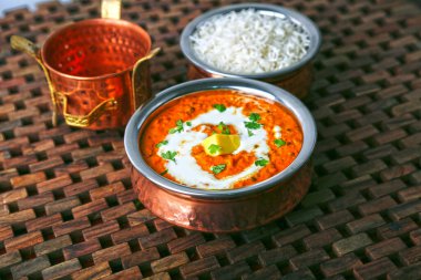 Orta doğu yemekleri masasında servis edilen beyaz pirinçli Daal Makhani yağı.
