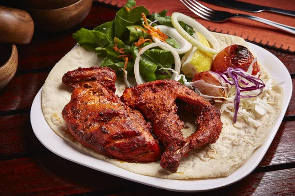 Grillezett Tandoori Csirke Kenyérrel Salátával Citrommal Tálalva Izolált Tálban Közel — Stock Fotó