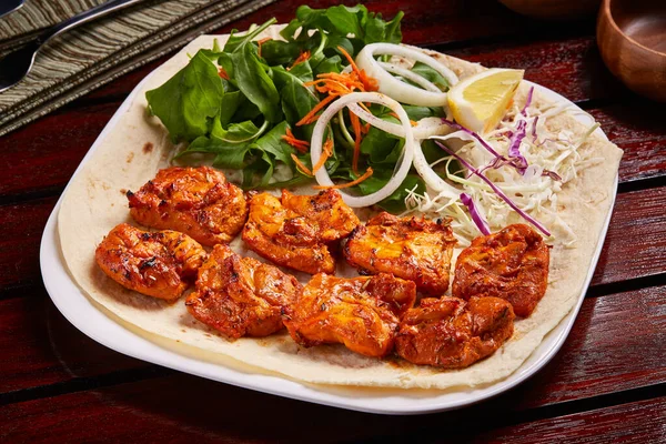 Fűszeres Sheesh Tawook Vagy Shish Tikka Boti Kebab Salátával Citrommal — Stock Fotó