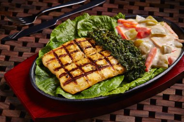 Biftek Hammour Fileto Cızırtısı, orta doğu yemeklerinin yemek masasında tek başına servis edilir.