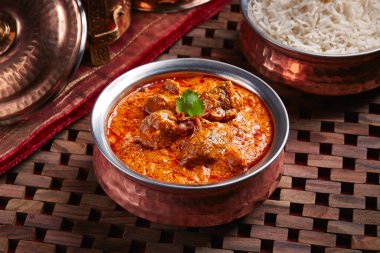 Kuzu Rogan Gosht, koyun eti korma karahi ve beyaz pirinç servis edilir.