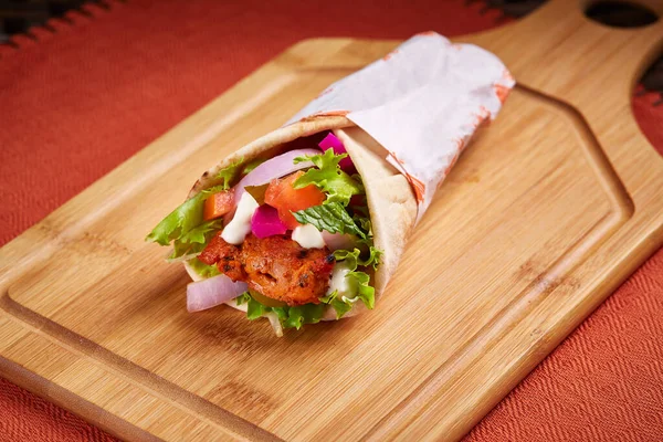 Shish Tawook Shawarma Wrap Sheesh Tawook Sandwich Served Dish Isolated — ストック写真