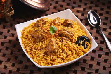 Hamour Machbus biryani, orta doğu yemekleri masasında tek başına servis edilir.