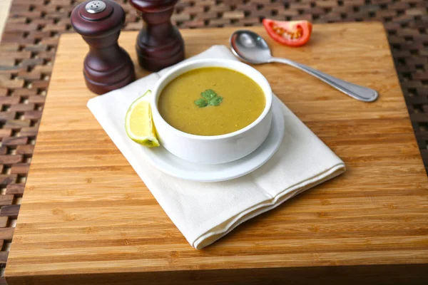 レンズ豆スプーン ライムスライス トマトスープは 中東料理のテーブルサイドビューに隔離されたボウルで提供されます — ストック写真