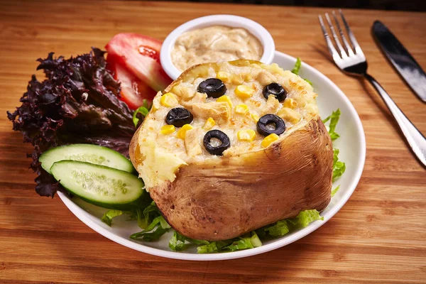 올리브 옥수수 샐러드 카페인 도마도 곁들인 감자는 음식을 수있도록 접시에 — 스톡 사진