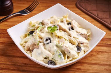 Krema soslu ve zeytinli Fettuccine Tavuk Mantarı.