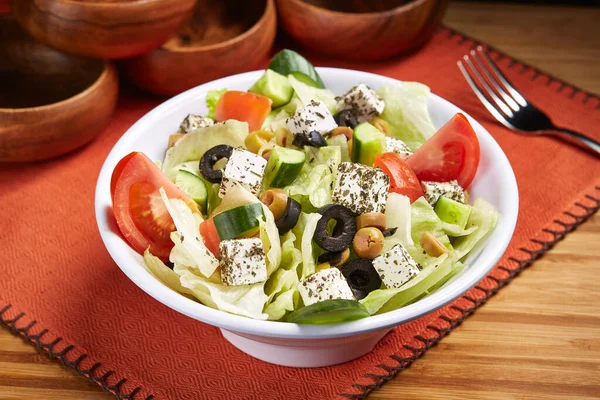 Salade Grecque Avec Tomate Concombre Olive Herbes Servis Dans Plat — Photo