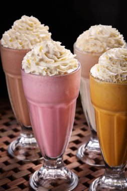 Kurabiye ve krema karışımı bardakta servis edilir. Orta doğu yemekleri masasında izole edilir.