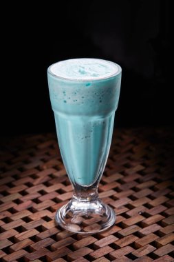 Mavi sihirli soda kokteyli. Sağlıklı bir içecek. Bardakta servis edilir.