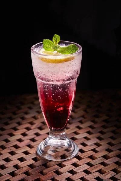 Shirley Temple Cocktail Soda Drink Glas Isoliert Auf Dem Tisch — Stockfoto