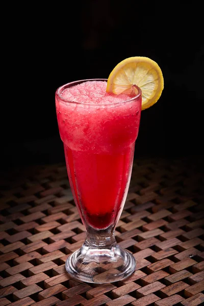 분홍빛 칵테일 음료와 조각을 유리병에 담아서 먹는다 — 스톡 사진
