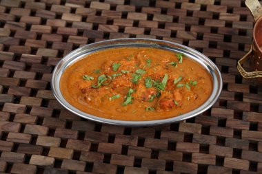 Kişniş usulü tavuk, körili korma karahi masala servis edilir.