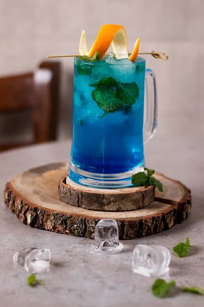 Blue Lagoon Napój Bezalkoholowy Podawany Szklance Odizolowanej Stołu Widok Żywność — Zdjęcie stockowe