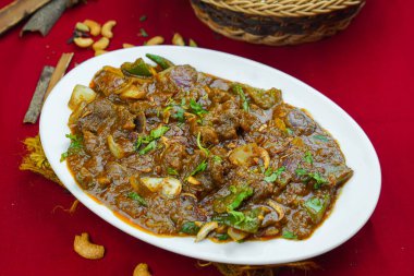 Karahi korma rogan gosht masala ile servis edilen ekmek Hint, Pakistanlı ve Punjabi baharatlı yemeklerinin üst katında izole.