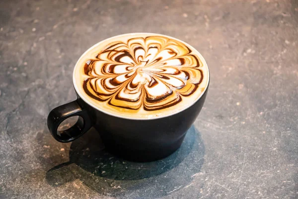 Mocha Con Latte Art Servito Una Tazza Isolata Sfondo Grigio — Foto Stock
