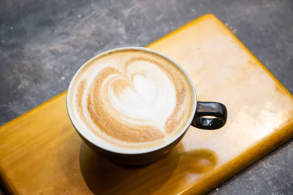 Cappuccino Con Latte Art Servito Una Tazza Isolata Fondo Grigio — Foto Stock