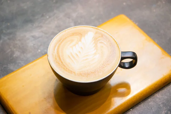 Café Arte Latte Servido Uma Xícara Isolada Fundo Cinza Escuro — Fotografia de Stock