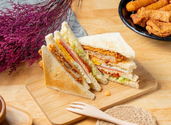 Pittige Chicken Chop Sandwich Geserveerd Een Schotel Geïsoleerd Tafel Bovenaanzicht — Stockfoto