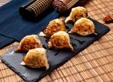 Sauerkraut Kızarmış Hamur köfteleri Tayvan yemeğinin en üstteki masalarda servis edilir.