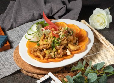 Çin yemeğinin üst manzarasında servis edilen dilimlenmiş sığır eti.