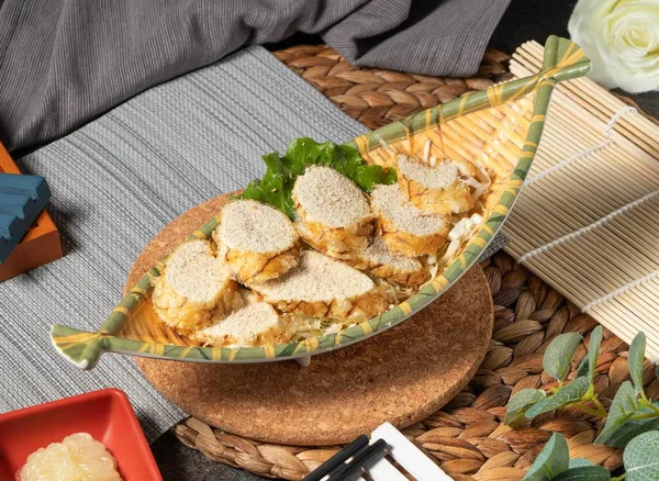 Balık Köftesi Salatası Porselen Yemekleri Masasında Tek Başına Servis Edilir — Stok fotoğraf