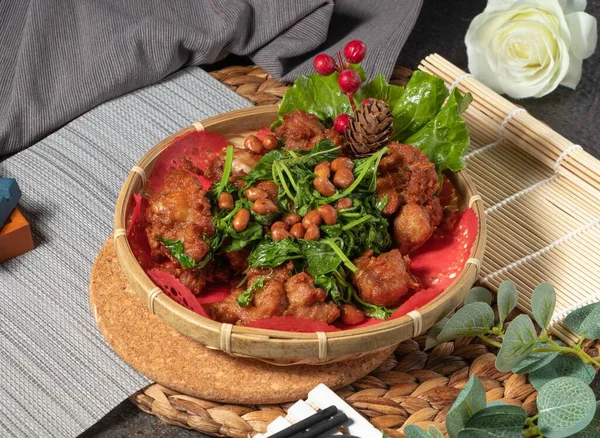 Çin Yemeği Masasında Soya Sütlü Tavuk Fasulye Servis Edilir — Stok fotoğraf