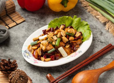 Fıstıklı baharatlı Kung Pao tavuğu Çin yemeğinin üst görüntüsünde servis edilir.