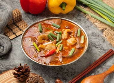 Kalın bağırsak kasesi tenha bir masada servis edilir. Çin yemeklerinin üst görüntüsü.