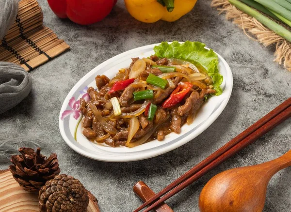 Пряная Говядина Палочками Еды Подается Изолированном Столе Видом Китайскую Еду — стоковое фото