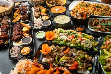 Çeşitli Güney Hint yemekleri, Koyun Beyni Masala, Tavuk Tangdi, Tavuk Reshmi tikka, Tavuk Karahi, Beef Nehari, Beef Bihari kebap, Beef tikka Boti, Sarımsak Naan ve lachha paratha