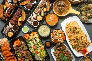 Çeşitli Güney Hint yemekleri, Koyun Beyni Masala, Tavuk Tangdi, Tavuk Reshmi tikka, Tavuk Karahi, Beef Nehari, Beef Bihari kebap, Beef tikka Boti, Sarımsak Naan ve lachha paratha