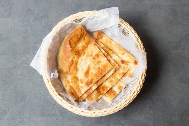 Laccha Parata ya da lachha paratha sepette servis edilir. Asya ve Hint yemeklerinin üst görüntüsünde izole bir şekilde.