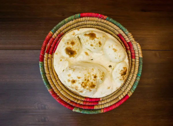 Tandoori Khamiri Roti是在独立的篮子里享用的 上面放着印度和巴基斯坦食物 — 图库照片
