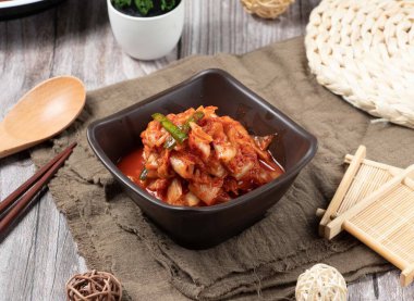 Baharatlı Kimchi, Asya yemeklerinin üst görüntüsünde izole edilmiş olarak servis edilir.