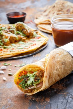 Hint fast food 'unun arka planında izole edilmiş soslu karabiberli tavuk dürüm kathi shawarma dürümü