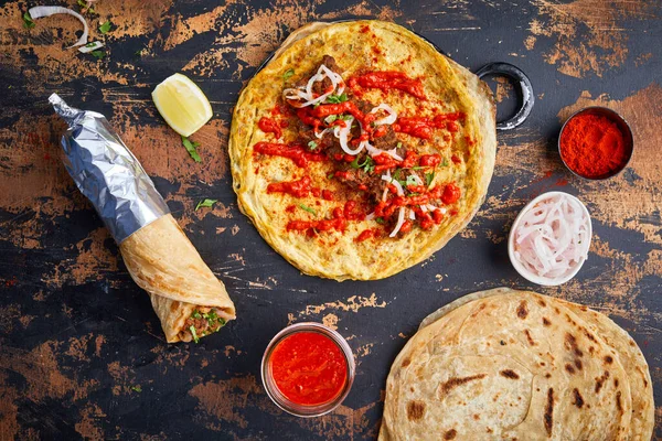 从印度快餐背景图上分离出牛肉Bhuna Paratha胶卷Kathi Shawarma包和蘸酱 — 图库照片