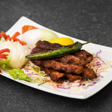 Baharatlı bbq Beef Kebap, fast food 'un üst katında servis edilir.