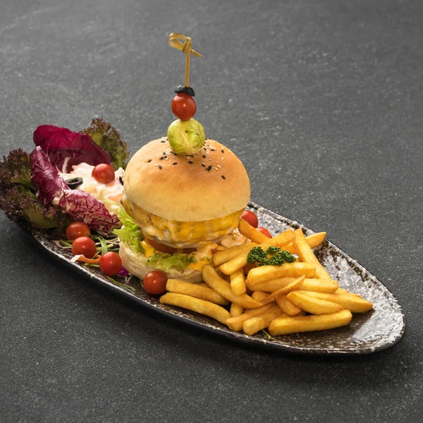 Pittige Chicken Mexicano Hamburger Met Frietjes Geserveerd Schotel Geïsoleerd Tafel — Stockfoto