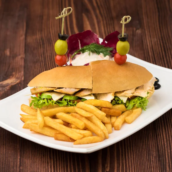 Californische Kip Sandwich Met Frietjes Geserveerd Schotel Geïsoleerd Tafel Bovenaanzicht — Stockfoto