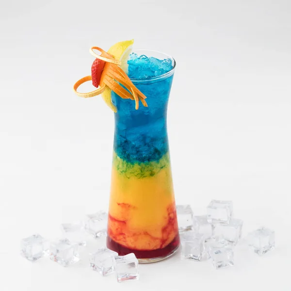 Paradise Mocktail Geserveerd Glas Geïsoleerd Tafel Zijaanzicht Van Kleurrijke Drank — Stockfoto