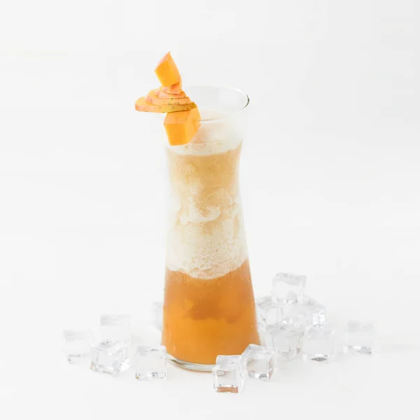 Mango Ledový Čaj Břečka Kostkami Ledu Podávané Skle Izolované Straně — Stock fotografie