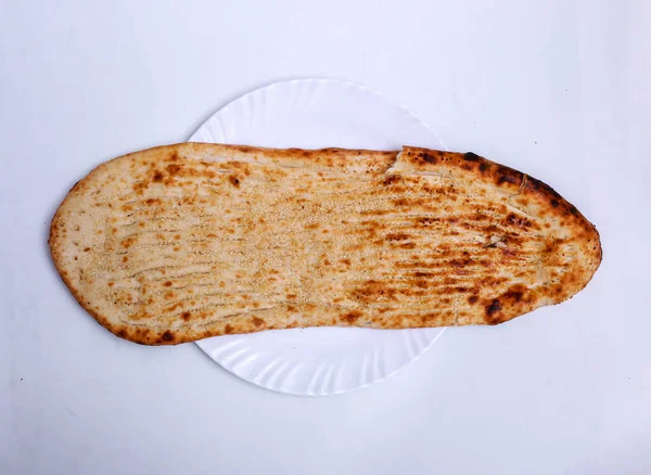 在灰色背景下孤立的一道菜中 以巴基斯塔尼食品的顶部视图提供 — 图库照片