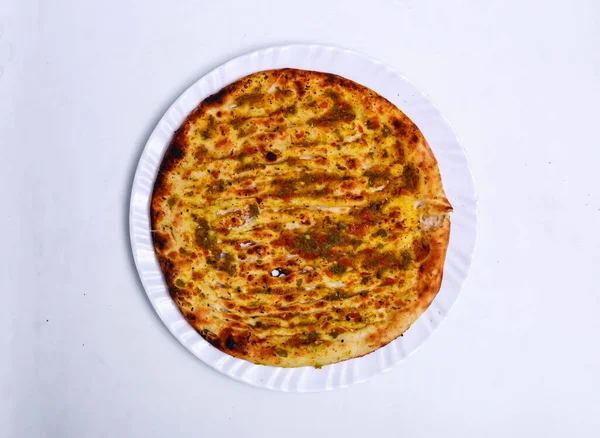 意大利面 在灰色背景下孤立的菜中食用 顶部可看到巴基斯坦菜 — 图库照片