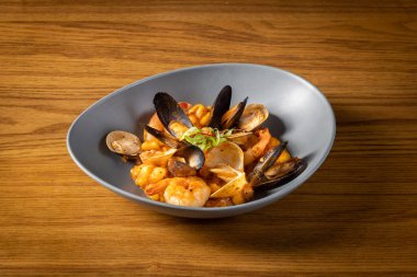 Tayland yemeği masasında karides, kabuklu deniz ürünleri ve mısırlı Gnocchi servis edilir.